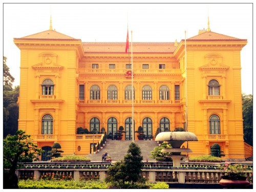 Tòa nhà Phủ chủ tịch nằm cạnh Lăng, là một công trình tráng lệ được xây dựng từ thời thuộc Pháp